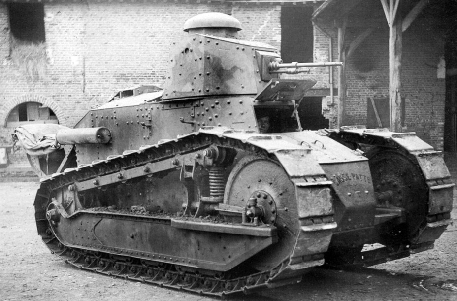 ​Первый образец клёпаной башни Renault, установленный на танк учебной серии - Первый танк классической компоновки 
