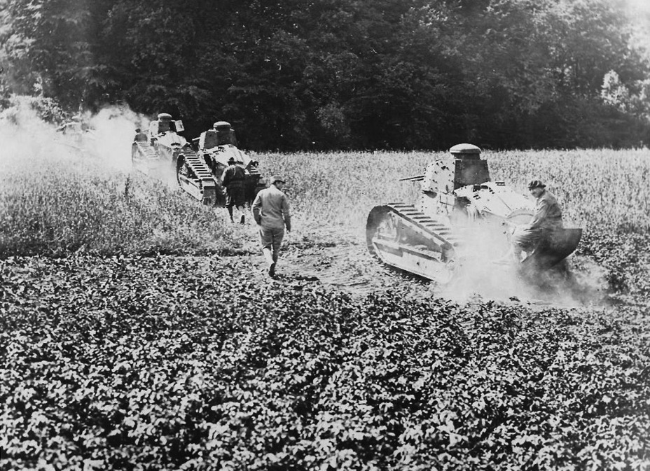 ​Танки выпуска Renault выдвигаются к фронту. Уже к середине лета 1918 года ни одна крупная операция французских войск не обходилась без этих машин - Первый танк классической компоновки 