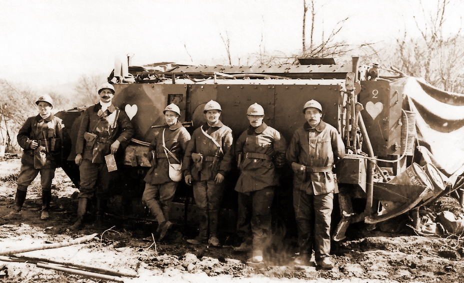 ​Французские танкисты у своего «Шнейдера» накануне атаки, 15 апреля 1917 года. https://www.retromobile.com - Бойня Нивеля 