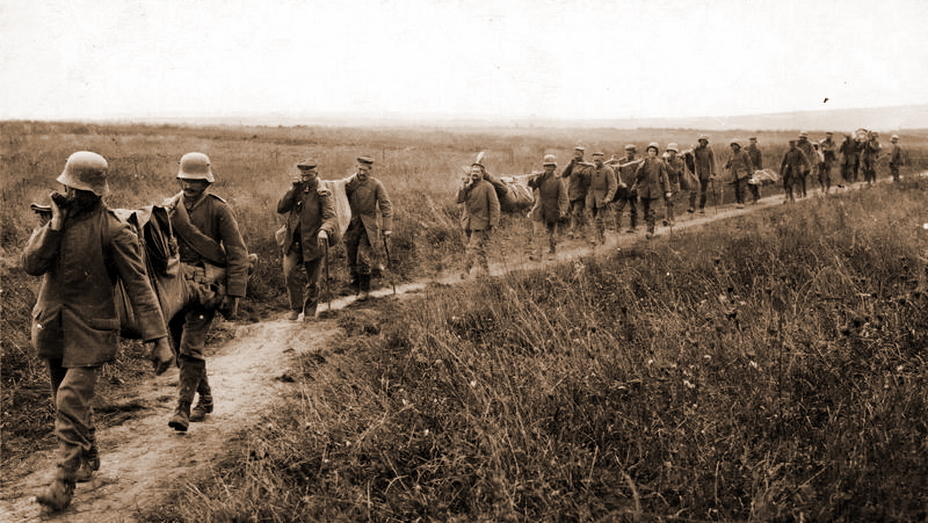 ​Цепочка легкораненых немецких солдат, несущих своих менее везучих товарищей в тыл на импровизированных носилках, апрель 1917 года. http://www.iwm.org.uk - Бойня Нивеля 