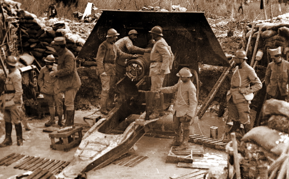 ​Тяжёлое французское артиллерийское орудие ведёт огонь в районе Реймса, май 1917 года. http://www.iwm.org.uk - Бойня Нивеля 