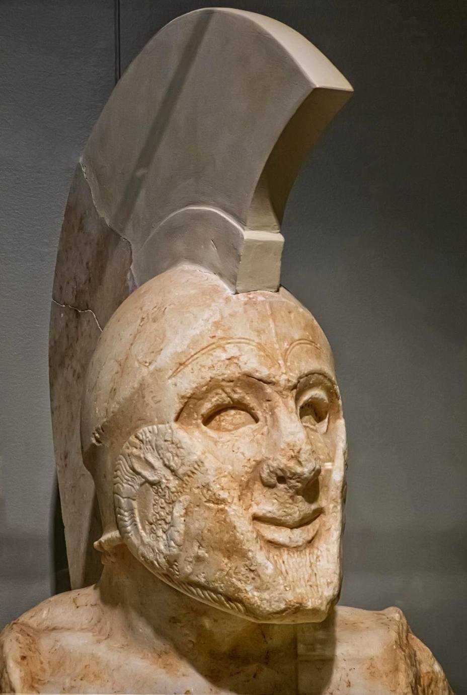​Голова мраморной статуи, найденной в 1925 году на акрополе Спарты. Воин изображён в героической наготе, для большей выразительности глаза статуи были изготовлены из стекла. Не без оснований статую считают изображением Леонида, в честь которого на акрополе спартанцами был воздвигнут монументальный комплекс - Леонид, царь Спарты 