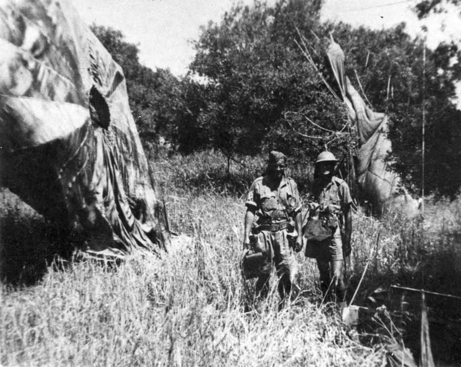 ​Двое солдат 18-го батальона 4-й новозеландской бригады на месте высадки немецких парашютистов между Галатасом и Канией. nzhistory.govt.nz - Битва за Крит: самый кровавый день немецких ВДВ 