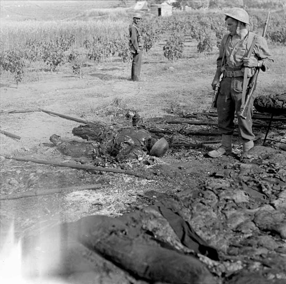 ​Убитый немецкий парашютист. nzhistory.govt.nz - Битва за Крит: самый кровавый день немецких ВДВ 