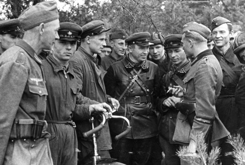 ​Советские и немецкие военнослужащие в Бресте, сентябрь 1939 года. Bundesarchiv, Bild 101I-121-0008-25 / Ehlert, Max / CC-BY-SA 3.0 - Неман – река раздора 