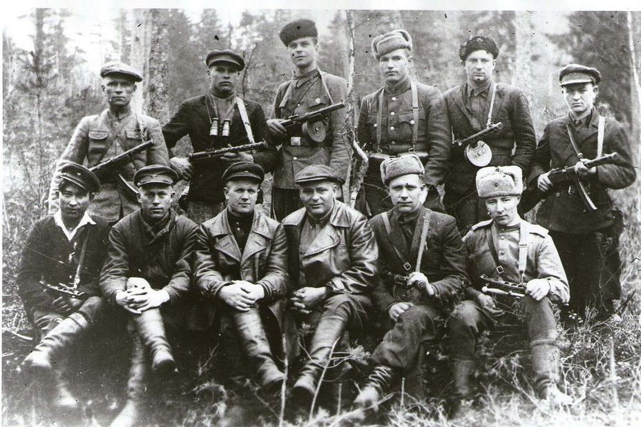 ​Группа советских партизан из бригады имени Чкалова, 1943 год. 213sp56sd.ucoz.ru - Неман – река раздора 