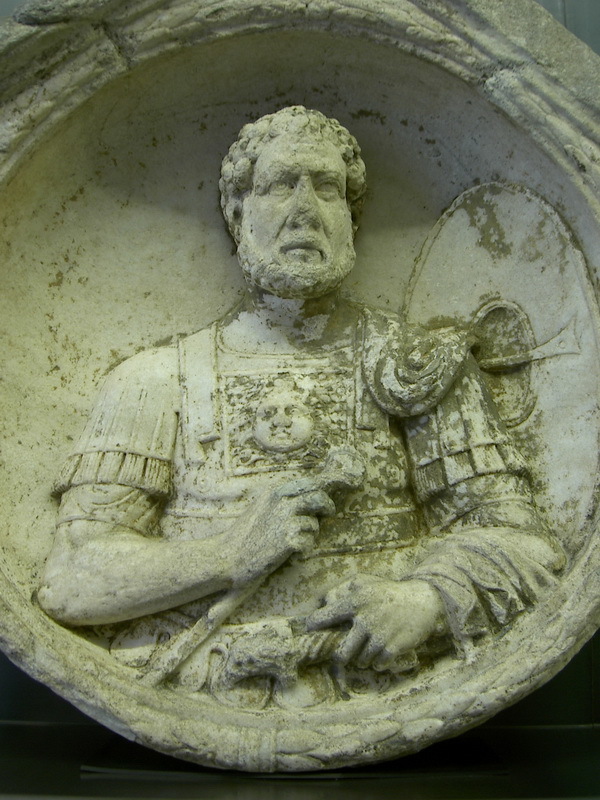 ​Римский центурион на портретном медальоне конца II века. Археологический музей замка Эггенберг - Карьера римского центуриона 
