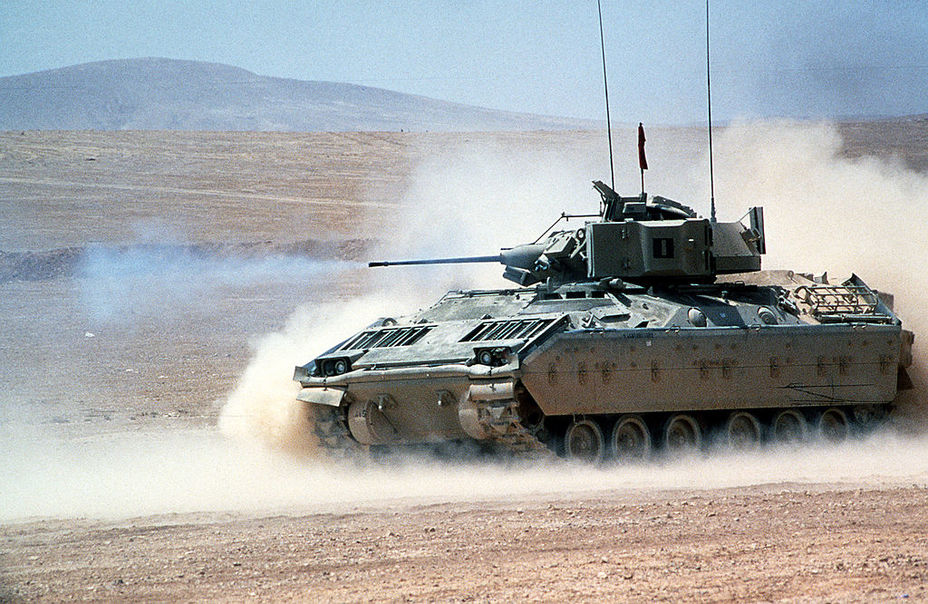 ​БМП М2 ведёт огонь из пушки. Учения «Брайт Стар-87», Египет, 1987 год. defenseimagery.mil - Боевая машина с генеральским именем 