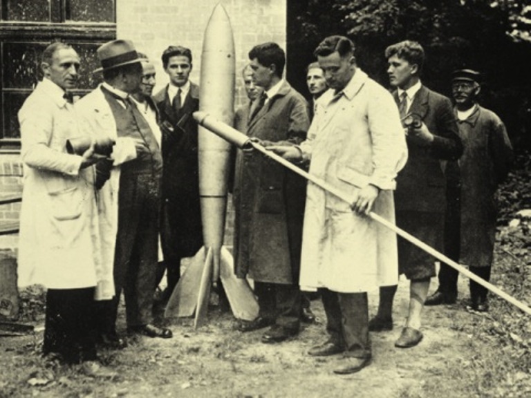 ​Немецкие энтузиасты межпланетных полётов; Вернер фон Браун – второй справа. Library of Congress - Немецкие «Фау-2» в американском небе 