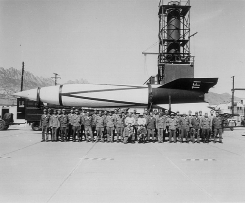 ​Стартовая команда армии США перед вертикальным пуском ракеты А-4 с обозначением TF-1, 22 августа 1951 года. NASA Marshall Space Flight Center - Немецкие «Фау-2» в американском небе 