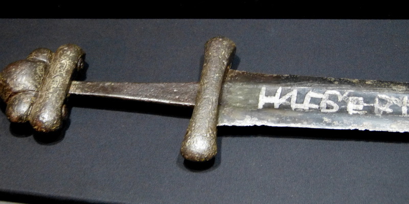 ​«Ульфберт» Х века, найденный в Шведте (Германия). commons.wikimedia.org - Имя на мече 