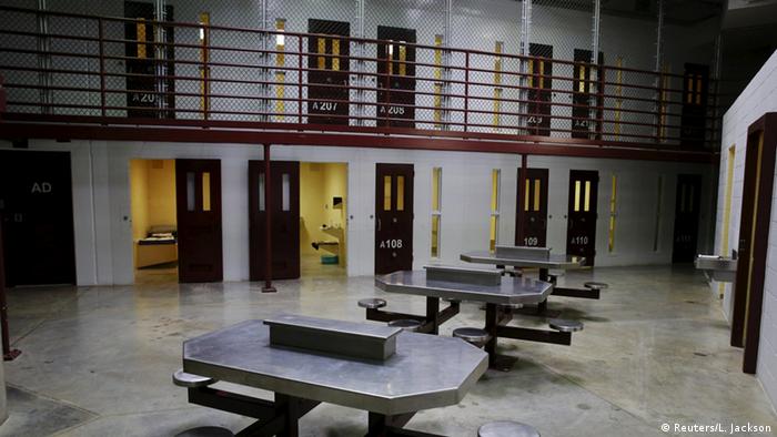 Военный лагерь Гуантанамо для подозреваемых в терроризме. Столы для приема пищи для заключенных. На заднем плане - несколько камер для заключенных, одна из которых открыта