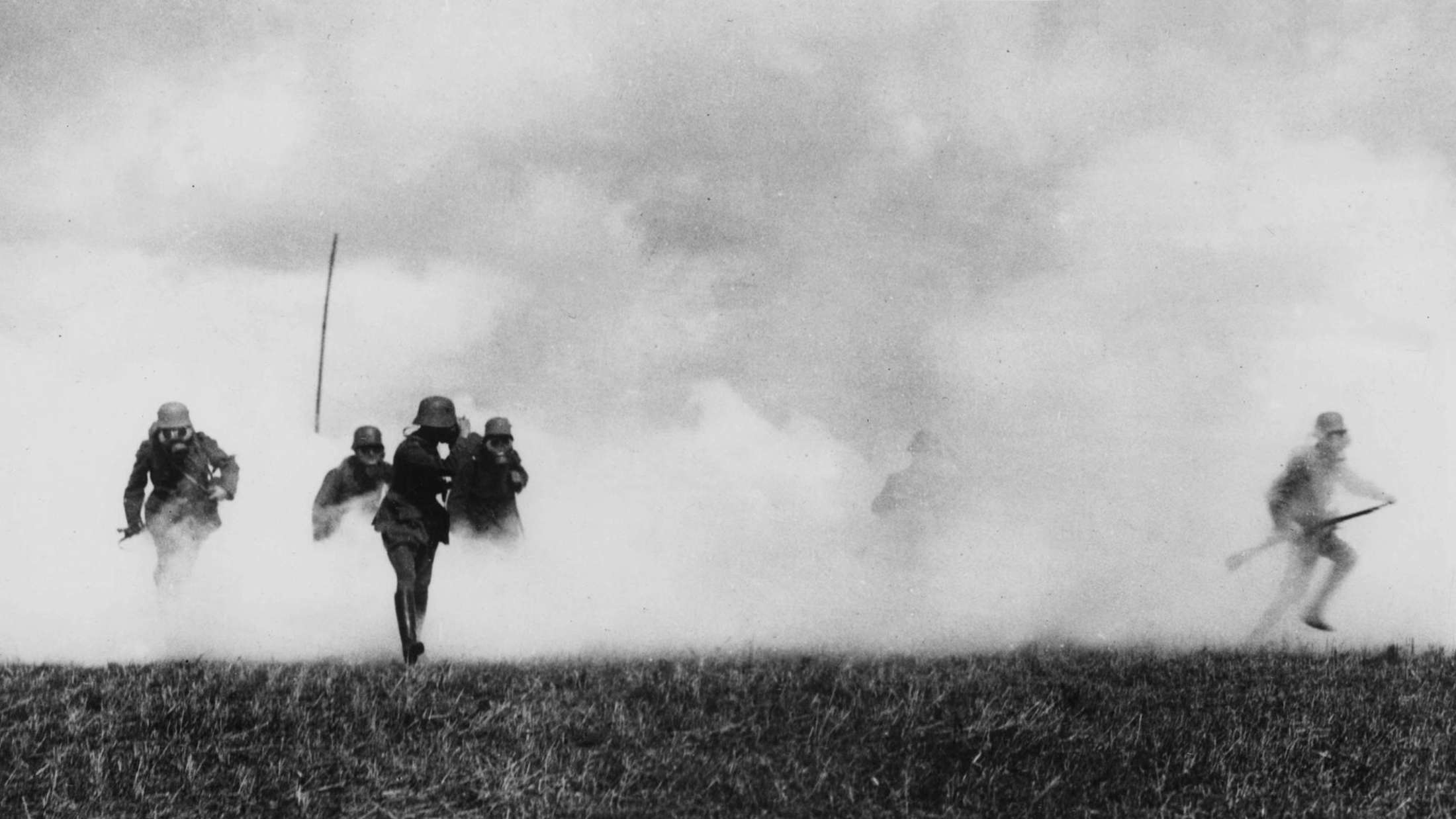 Кадры первых минут нападения. Битва при Ипре 1915. Газовая атака под Ипром 1915.