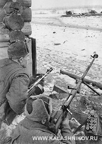 Советские бойцы с противотанковым ружьем. Фото журнала «Калашников»