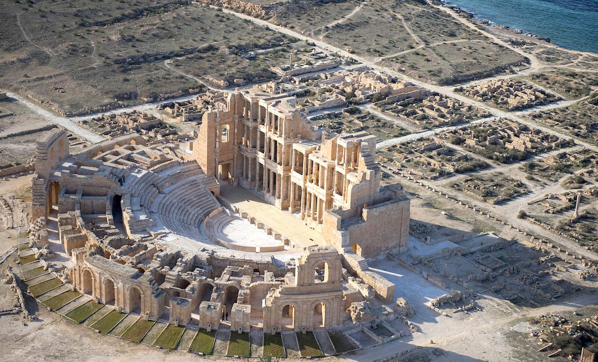 Руины древнего римского театра в Сабрате на берегу Средиземного моря, Ливия