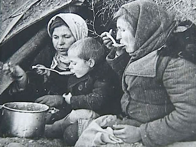 Мамы во время войны. Сталинград дети войны 1941-1945. Голодные дети войны 1941-1945. Сталинградская битва снимок дети.