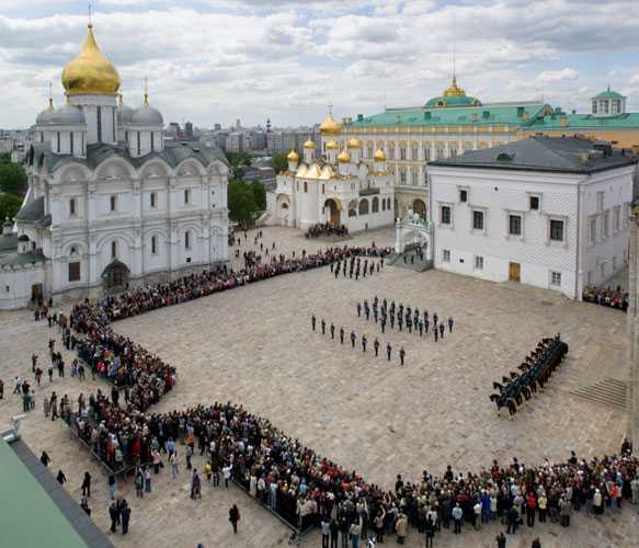 Развод пеших и конных караулов президентского полка в кремле